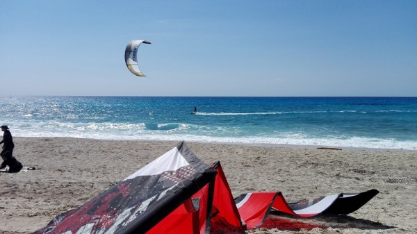 Kitesurfing na milos beach (1)