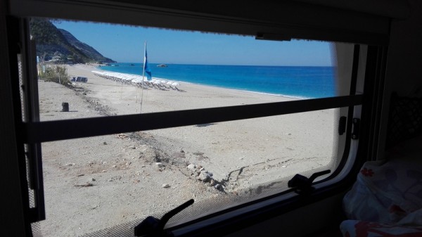 pláž Katshima z okna karavanu