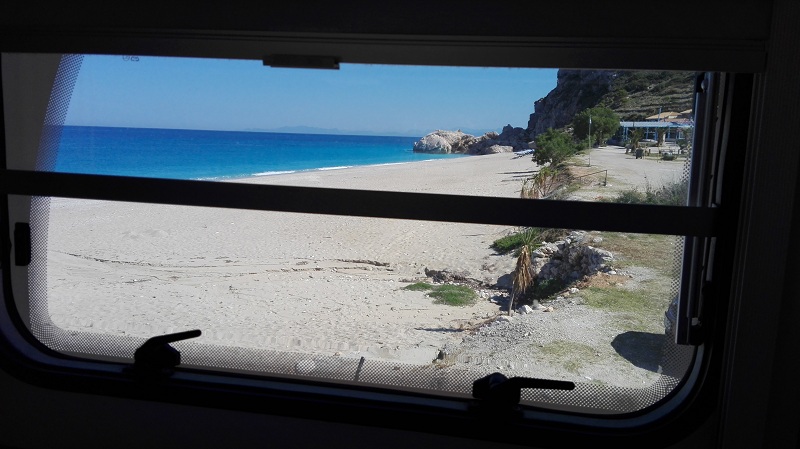 pláž Katshima z okna karavanu..
